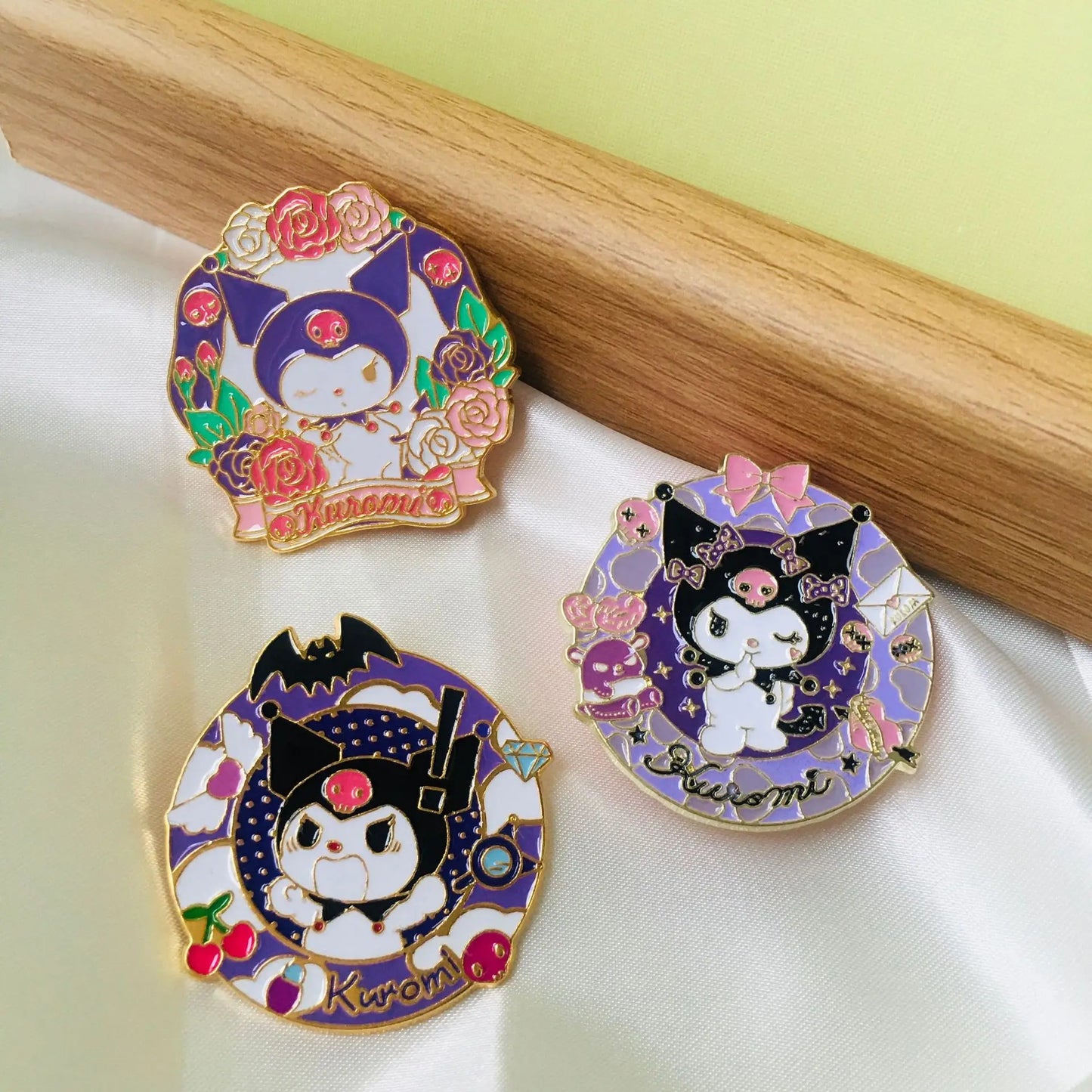 New Sanrio Laser Badge Melody Cinnamoroll Kuromi Cartoon Brooch Christmas Style Clip Halloween Anime Pins Jewelry Originality