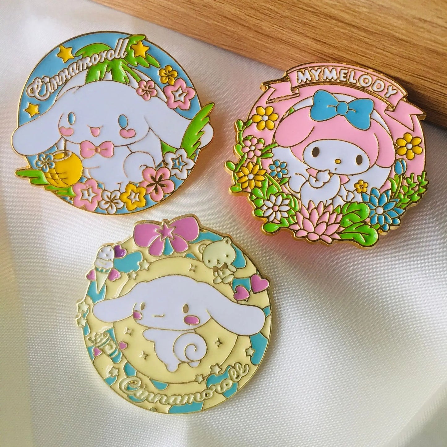 New Sanrio Laser Badge Melody Cinnamoroll Kuromi Cartoon Brooch Christmas Style Clip Halloween Anime Pins Jewelry Originality